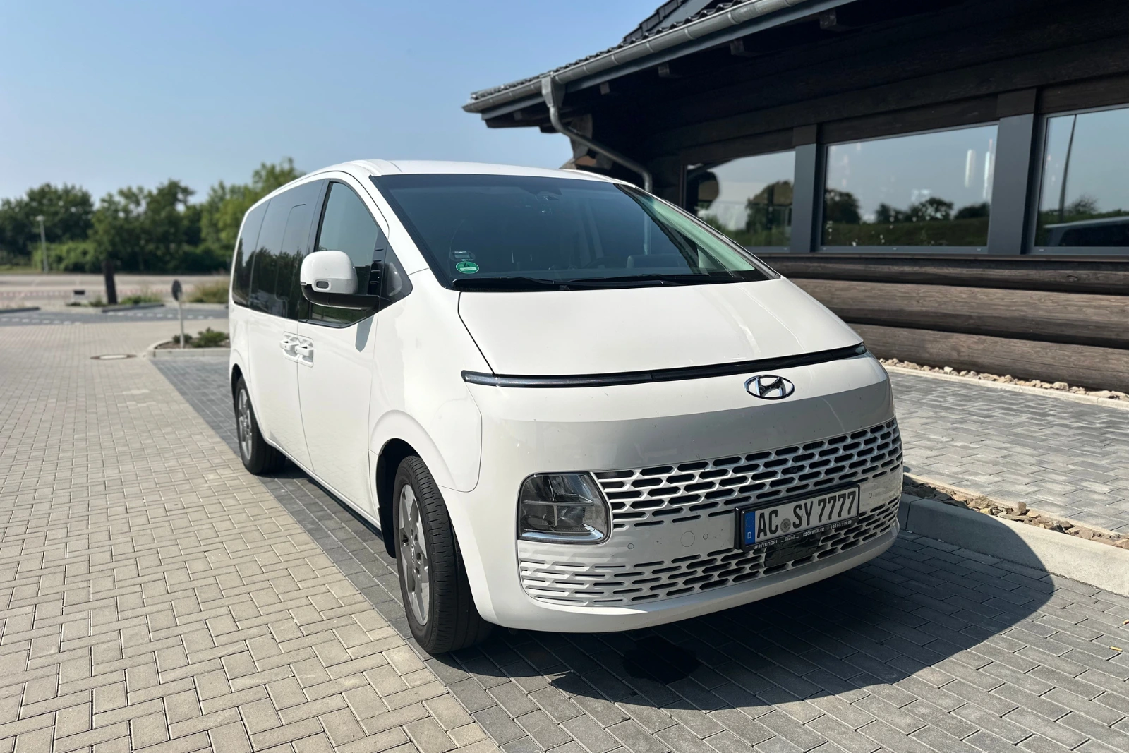 Dialysefahrten in Würselen: weißer Hyundai Staria von GO Würselen