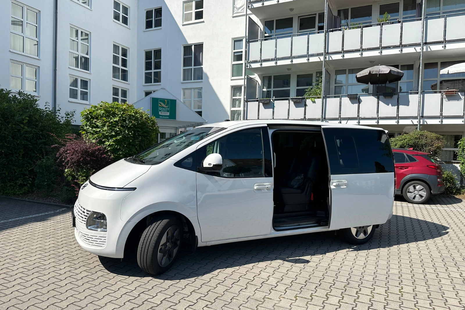 Entlassungsfahrten in Würselen: Hyundai Staria von GO Würselen mit geöffneter Schiebetür
