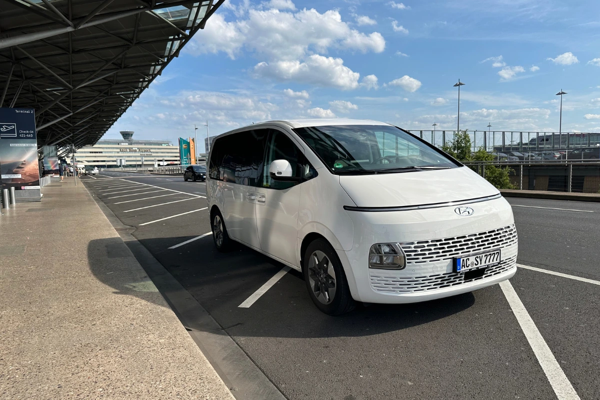Hyundai Staria von GO Würselen vor einem Flughafenterminal