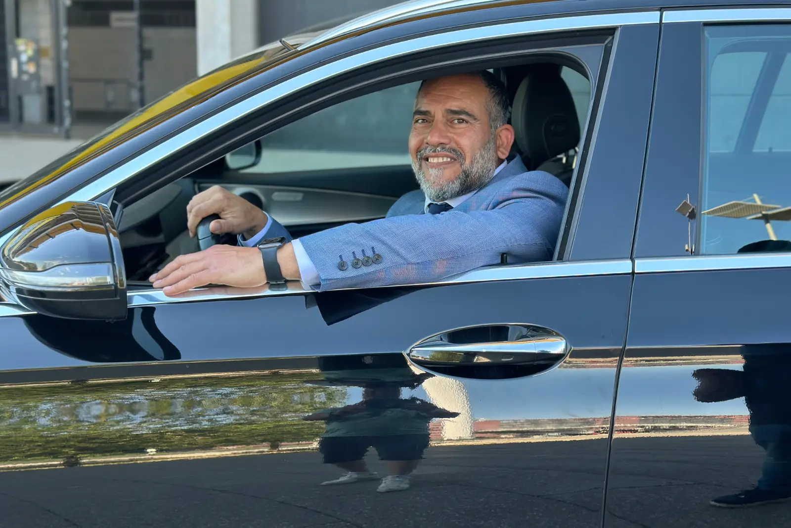 Fahrer von GO Würselen am Steuer der Mercedes E-Klasse