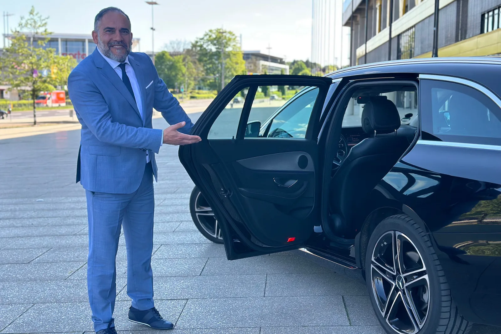 Krankenfahrten in Würselen: Fahrer von GO Würselen öffnet die Wagentür der Mercedes E-Klasse