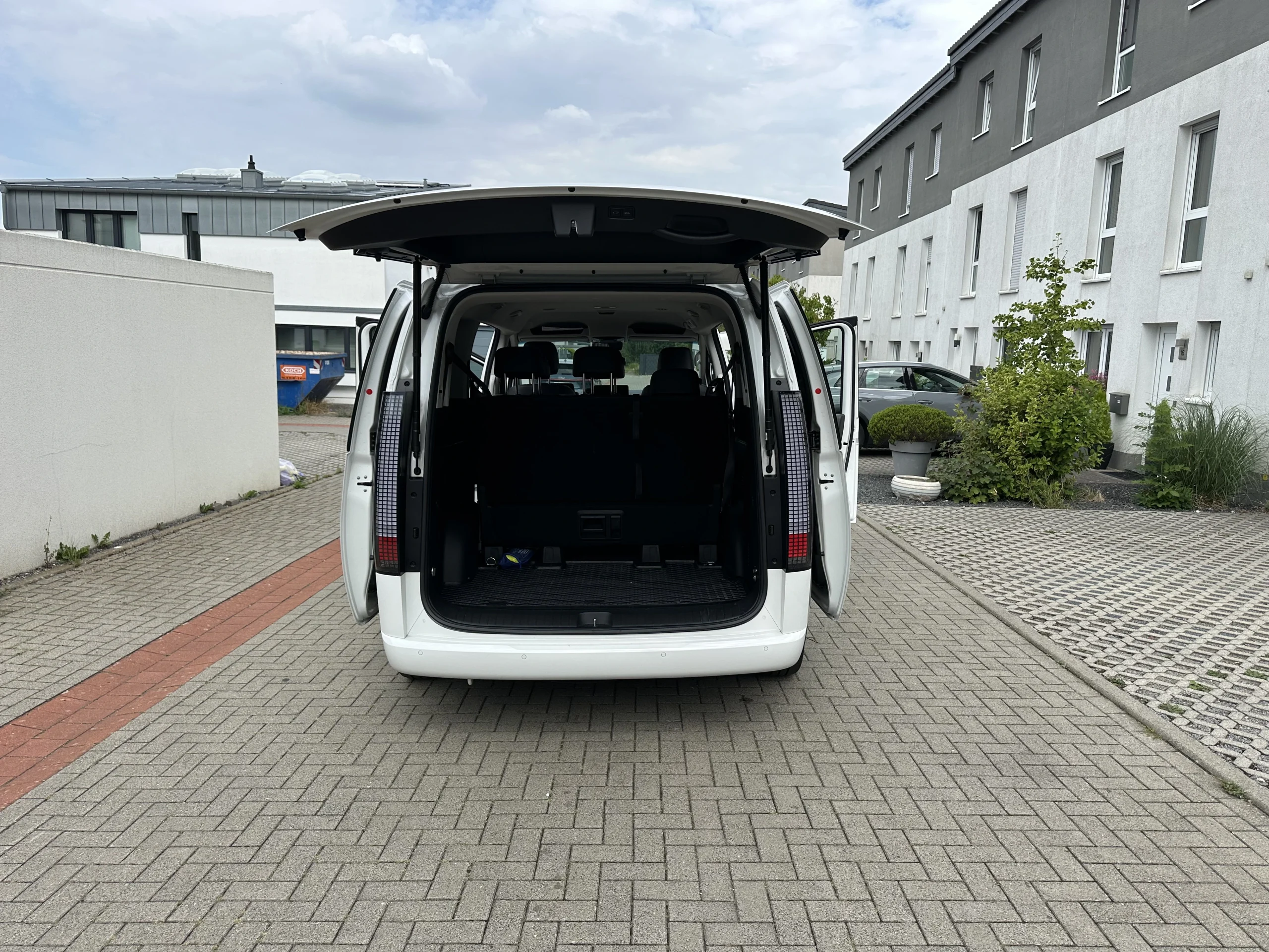 Kurierfahrten in Würselen: Hyundai Staria von GO Würselen mit geöffneter Heckklappe und freiem Laderaum