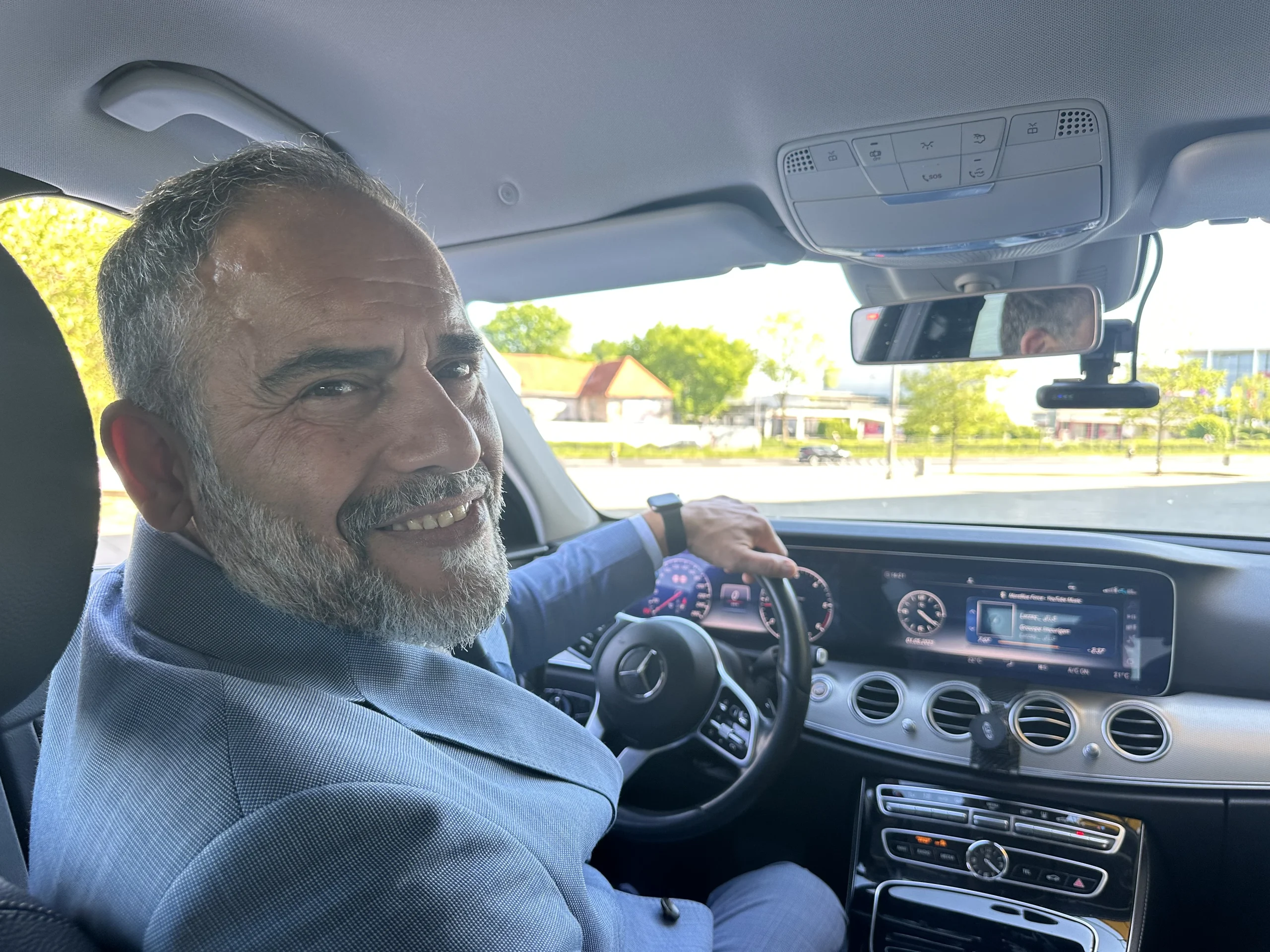 Therapiefahrten in Würselen: Fahrer von GO Würselen am Steuer der Mercedes E-Klasse